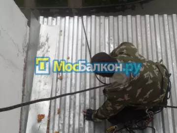 Крыша на балконе в Троицке монтаж и ремонт по выгодной цене от МосБалкон