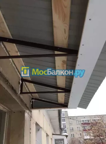 Крыша на балконе в Троицке монтаж и ремонт по выгодной цене от МосБалкон