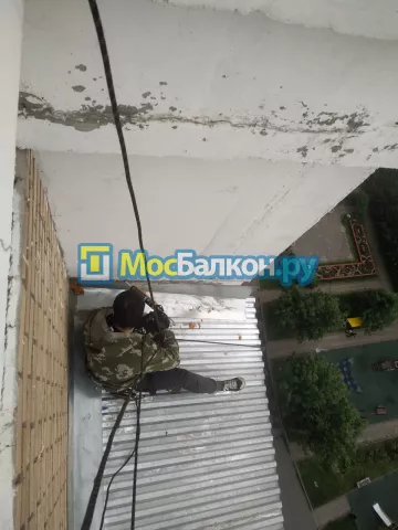 Крыша на балконе в Троицке монтаж и ремонт по выгодной цене от МосБалкон