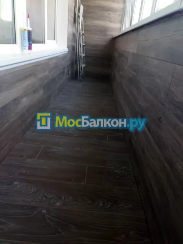 Отделка балконов ламинатом в Москве цены под ключ от МосБалкон