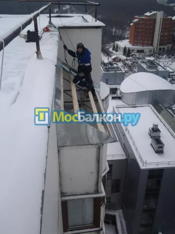 Крыша на балконе в Троицке монтаж и ремонт по выгодной цене от МосБалкон