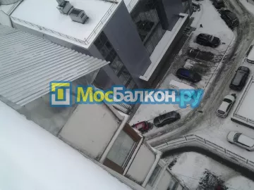 Крыша на балконе в Троицке монтаж и ремонт по выгодной цене от МосБалкон