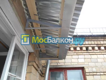 Крыша на балконе в Троицке монтаж и ремонт по выгодной цене от МосБалкон