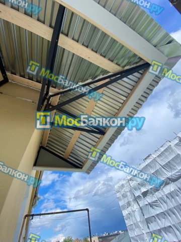 Крыша на балконе в Троицке монтаж и ремонт по выгодной цене от МосБалкон