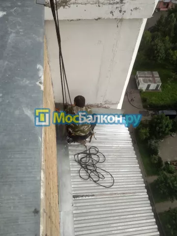 Крыша на балконе в Троицке монтаж и ремонт по выгодной цене от МосБалкон