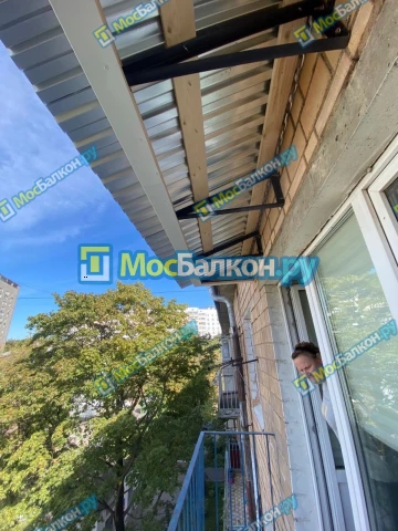 Крыша на балконе в Троицке монтаж и ремонт по выгодной цене от МосБалкон
