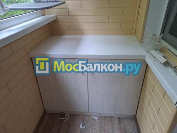 Тумба из ДСП на балконе под подоконником