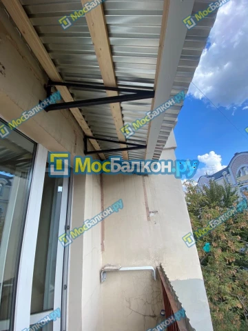 Крыша на балконе в Троицке монтаж и ремонт по выгодной цене от МосБалкон