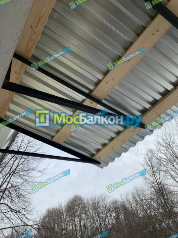 Крыша на балконе в Троицке монтаж и ремонт по выгодной цене от МосБалкон