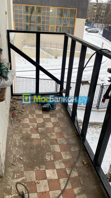 Установка каркасов для остекления балконов - компания МосБалкон в Москве