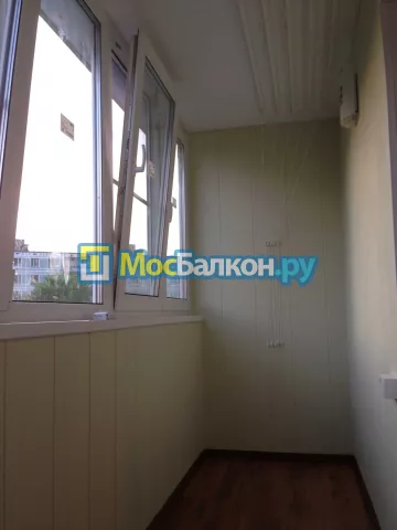 Отделка балкона и лоджии пластиковыми ПВХ панелями в Троицке от компании МосБалкон