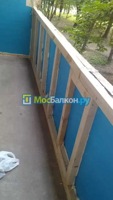 Установка каркасов для остекления балконов - компания МосБалкон в Москве