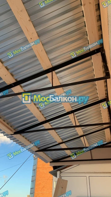 Крыша на балконе в Троицке монтаж и ремонт по выгодной цене от МосБалкон