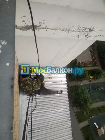 Крыша на балконе в Троицке монтаж и ремонт по выгодной цене от МосБалкон